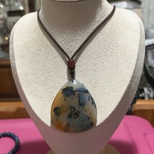 Elegant Agate Pendant Necklace
